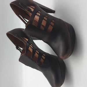 No 704 b. Brown Closed Toed Heels